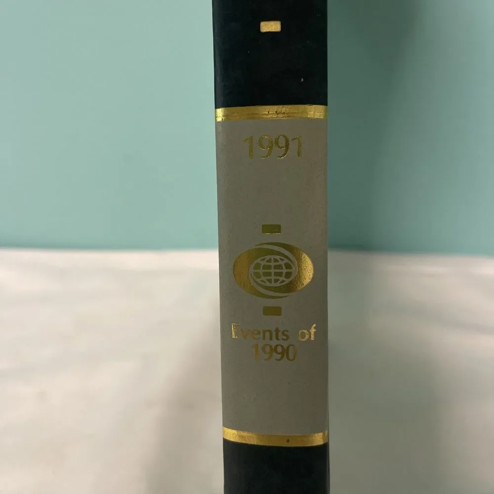 The World Book Encyclopedia: Year‎ Book 1991 Review of Events of 1990HC-CLEAN